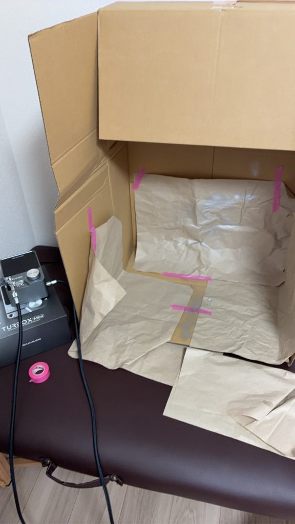 写真汚くて申し訳ありません！エアブラシを吹くことしか考えておらず今回はこんな感じの超簡易塗装ブースで制作しました。が！改めてこれはもう絶対ダメだなと思いましたね。。思ってる10倍くらいは塗料の吹き返しがあるのでやるならちゃんとした塗装ブースが必要だなと痛感しました(gandam2)
