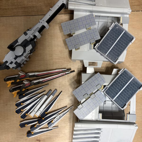 元々はνガンダム用のパワーアップパーツとしてデンドロビウムをミキシングしようかと思ってましたが、途中から「対ネオジオングⅡ用　決戦兵器」にすることに決めました。サイコシャードの使い道は内緒です（3枚目）
