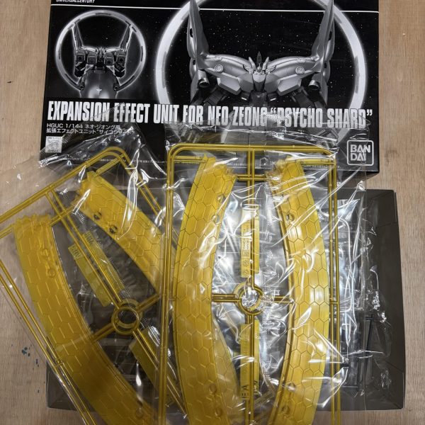 元々はνガンダム用のパワーアップパーツとしてデンドロビウムをミキシングしようかと思ってましたが、途中から「対ネオジオングⅡ用　決戦兵器」にすることに決めました。サイコシャードの使い道は内緒です（4枚目）