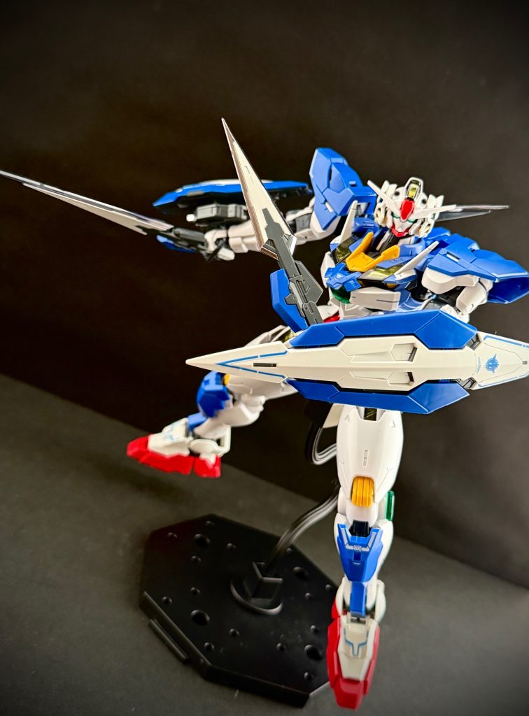 セブンソード　ガンダムエクシアルの装備する七本の「剣」をもってそう呼称される。巨大なGMソード、両の肩に装備される２本のGMビームサーベル。同じく２本の腰後ろのGMビームダガー。そして、GMロングブレイドと、GMショートブレイド。これら七本である。ガンダムエクシアルは、この七本の剣をミッションに応じて使い分ける。GMソード　エクシアルのメイン武装であり、特徴でもある巨大な剣。右腕に装着される。七本の剣の中で、最も巨大であり、その刃はエクシアルの腕よりも長い。剣として使用する以外に、ソード部分を折り畳み、ライフルモードへ変形することで、銃として射撃戦にも対応する。GMビームサーベル・GMビームダガー　エクシアルの両肩に２本、腰後ろに２本装備された、圧縮したパーメット粒子を、刃の形に放出することで現れるビームの剣。名称、形状こそ違うが、基本的に４本とも同一の物である。ダガーモード（システム的に）時には、粒子の圧縮度の違いにより、サーベル時より短く、より圧縮されたビームの刃を形成することで、刺突性能を高めたり、パイロットであるスレナは、この状態のGMダガーを投擲したりするのを好むようだ。GMロングブレイド・GMショートブレイド　懸架時には左腰、右腰にそれぞれ装着する。この長短２本の剣とGMソードは、刃の部分をパーメット粒子で包み込むことで、驚異的な切断能力を持つ。大柄なGMソードでは対処しづらい状況で真価を発揮する。GMシールド　小型ながらに高い防御性能を持つ、エクシアル専用のシールド。接近戦闘を得意とするエクシアル用にやや小さめではあるものの、PM粒子を纏わせることで並の武装では、擦り傷すら付けることは出来ない。その形状的に粒子を纏わせ打突武器としても使用可能である。　これらの装備を装着して、エクシアルフル装備状態、ガンダムエクシアルセブンソードと呼ぶ。