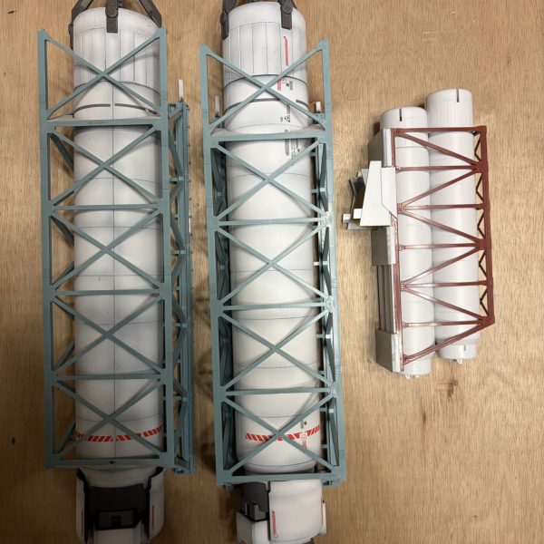 デンドロビウムのメガ粒子砲とメガバズーカランチャーを合体！通常の長い砲身は慣性モーメントの観点からも改善する必要がある上、取り回しが悪く、照準が合わせにくいという考えからショートバレル化。機動性からもバーニア、スラスターの増設は必須で燃料不足とメガバズーカランチャーの連射のためにはプロペラントタンクの増設は必須と考えるました。（2枚目）