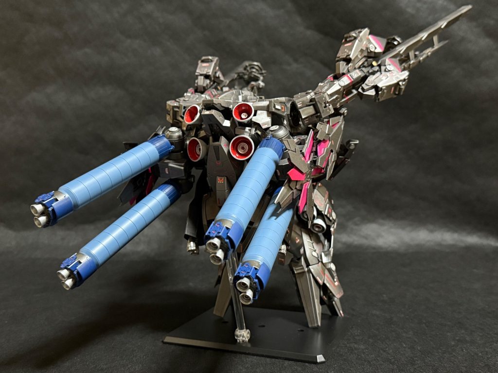 背部には30MMプロヴェデルを2キット、境界戦機からアメインゴーストを使用して保持フレームを制作、これにより直立姿勢とキャプチャーの保持を行っています。プロペラントタンクはウーシァやガランデンを意識して青系で塗装、使い捨てなのでメタリックもなし。