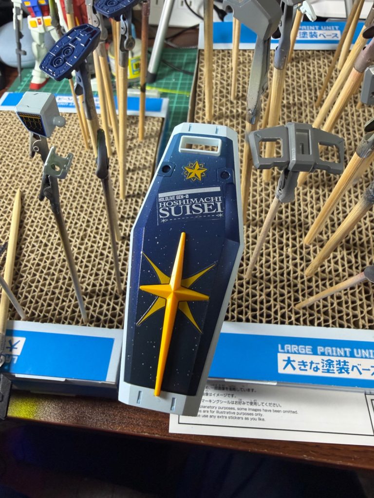 シールドは星空をイメージして塗りました。グラデーションを付け、筆で白の塗料を弾いてそれっぽくならないかなーとやってみました。個人的には満足満足