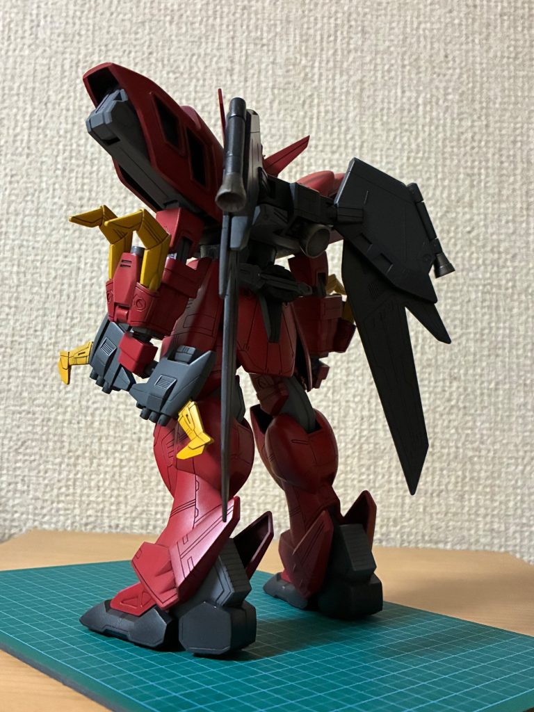 肩アーマーの幅と奥行きを出来るだけ縮めました手はグレーの部分はMGキットから複製して赤い部分はプラ板で作りました