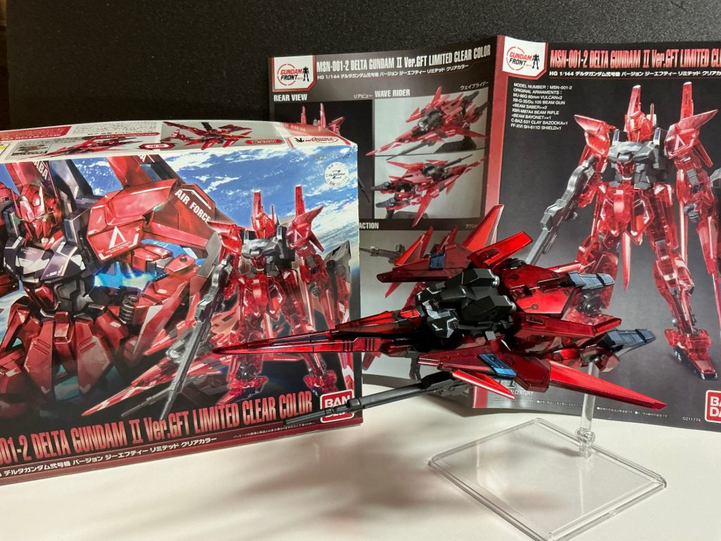 改造とか何もしてないのに、すげぇ時間コスト使いました。クリアガンプラおそるべし。クリア裏面塗装としては、HGでやるのどうなんだろうと思ったんですけど、内部モールドがどうこうのより、こってりしたキャンディ塗装みたいな出来上がりで気持ちよかったです。今後RGとかMGでクリアプラモが手に入る事があるのかわからないですけど、機会があればまたやってみたいかもしれない運転。（その時右手が元気なら）導入したものメモ・コンパウンド（研磨よりも、意外とすすぎが面倒くさい。でもちゃんと整う）・メッキ的な塗料（塗るの難しい。今回使った塗料は既に廃盤で、プレミアムミラークロームとかいう後継塗料のが良いっぽい）・ガラスコート（成分劣化するみたいなので早く使い切りたい。3000円）・検討中（ゴッドな感じのアルティメットな片刃ニッパー。クリアパーツのゲート処理マジで大変だったので悩みどころ）