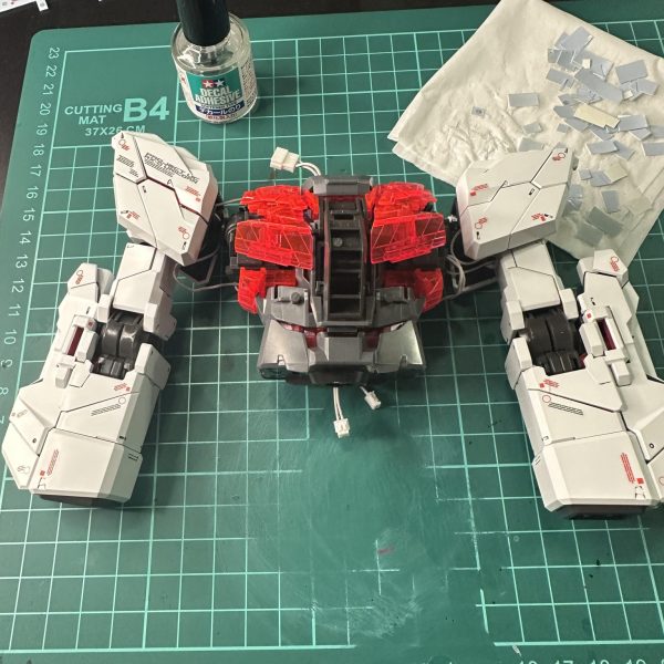 最近上げておりませんが引退したわけではない！w代理制作でPGフルアーマーユニコーンLEDユニットヴァージョンを代理制作中で他に手が回りませんwwPG初めて作ってますがサイズ感がバグってますWスキルアップにはもってこいですな。（4枚目）