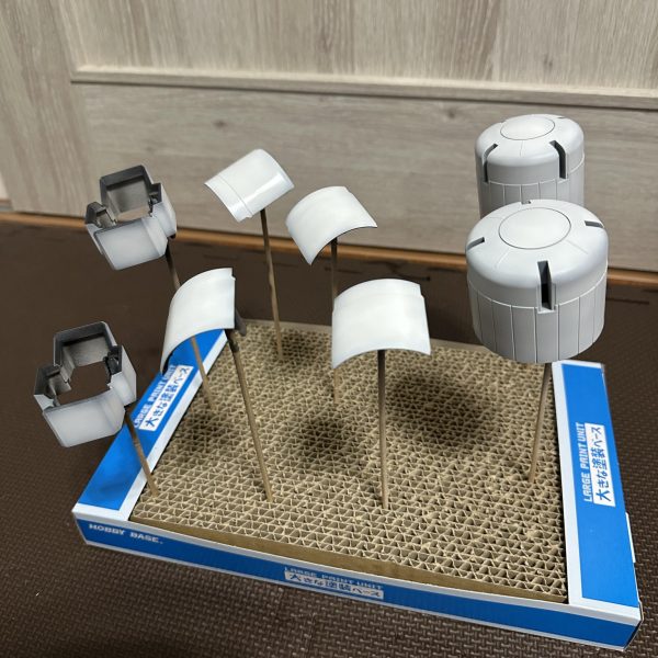最近上げておりませんが引退したわけではない！w代理制作でPGフルアーマーユニコーンLEDユニットヴァージョンを代理制作中で他に手が回りませんwwPG初めて作ってますがサイズ感がバグってますWスキルアップにはもってこいですな。水筒サイズのプロペラントタンクを黒立ち上げの練習具材としましたww（5枚目）
