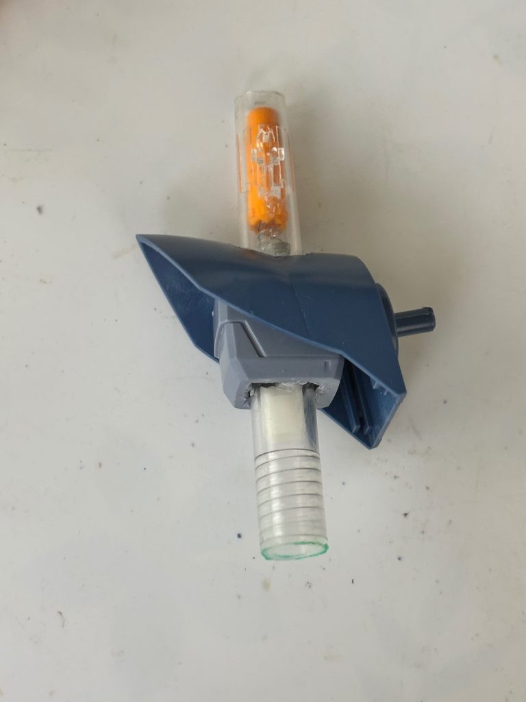 ボールペン砲を組み込むこの後腕の緑の部分を絶縁テープで雑な色分けをしました！