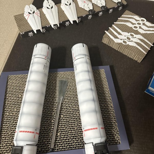 最近上げておりませんが引退したわけではない！w代理制作でPGフルアーマーユニコーンLEDユニットヴァージョンを代理制作中で他に手が回りませんwwPG初めて作ってますがサイズ感がバグってますWスキルアップにはもってこいですな。水筒サイズのプロペラントタンクを黒立ち上げの練習具材としましたww（7枚目）