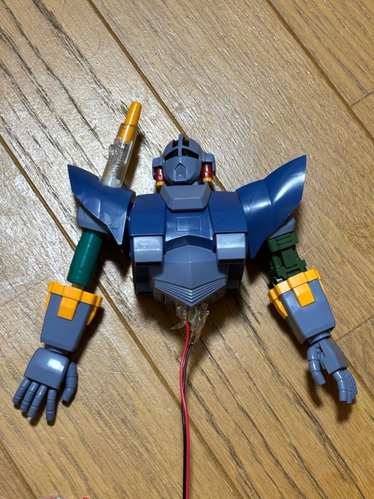 肩にボールペン砲をブッ刺してる感じです！&nbsp;↓制作過程