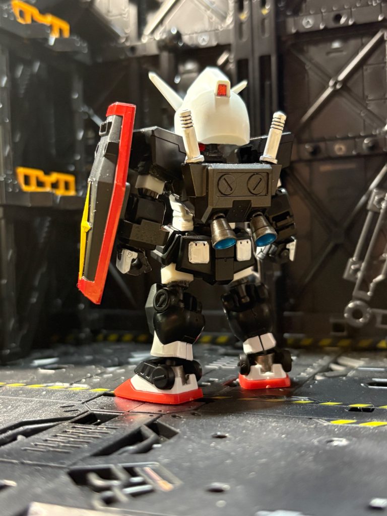 背部パックパックのスラスターKOTOBUIYAのM.S.GバーニアノズルⅢを使用してボリュームをもたせて有ります。