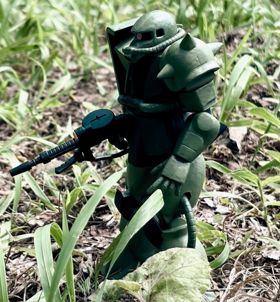 影多め。アリからすればザクのプラモも巨人に見えるのである(zaku-kao10)