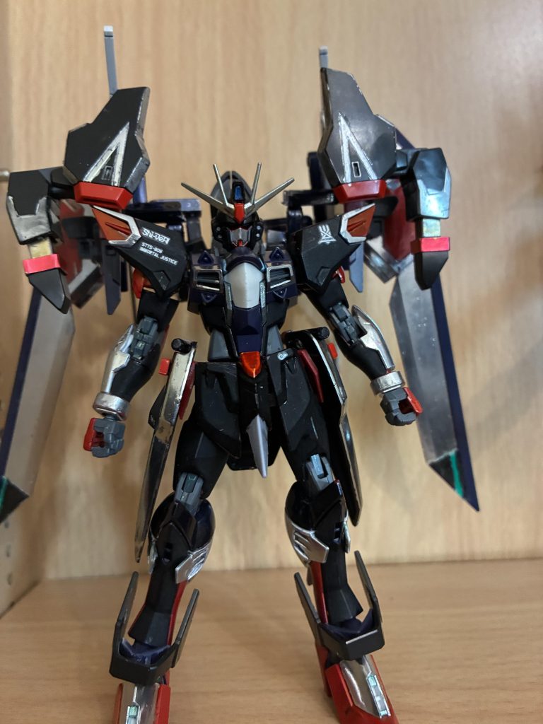 作品名：初めて改造作品にデカールつけてみた<p>完成作品でもだしたシヴァルツガンダムにデカールつけてみました。大体ブラックナイトスコードシヴァのやつです。</p>
