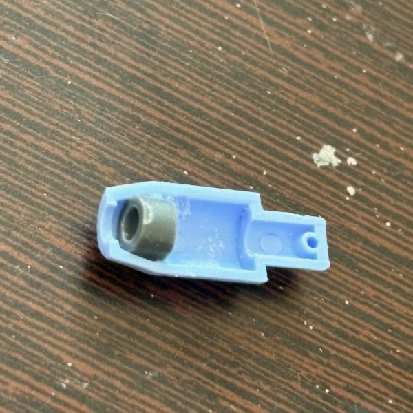 今日は長らく積みプラ状態だった、旧キットのボール(デカい方)の制作に取り掛かった。主な改造ポイント・腕の付け根にジョイントキャッチャーを付け、元の接続ピンとつなげる。その際にピンの先をカッティングした。・キャノン砲の可動のヘタリを防止するためにジョイントキャッチャーとプラ棒でくっ付ける。・頭部の裏にもキャノン砲をくっ付けるジョイントを設けた。・バーニア中央部にもジョイントキャッチャーをセット。これでスタンドに繋げて飾れるようになった(gundam-kao6)見た目はほとんど変わらないが、若干のっぺりとしているのでこれからディティールアップを図る予定。(2枚目)