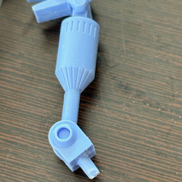 今日は長らく積みプラ状態だった、旧キットのボール(デカい方)の制作に取り掛かった。主な改造ポイント・腕の付け根にジョイントキャッチャーを付け、元の接続ピンとつなげる。その際にピンの先をカッティングした。・キャノン砲の可動のヘタリを防止するためにジョイントキャッチャーとプラ棒でくっ付ける。・頭部の裏にもキャノン砲をくっ付けるジョイントを設けた。・バーニア中央部にもジョイントキャッチャーをセット。これでスタンドに繋げて飾れるようになった(gundam-kao6)見た目はほとんど変わらないが、若干のっぺりとしているのでこれからディティールアップを図る予定。(3枚目)