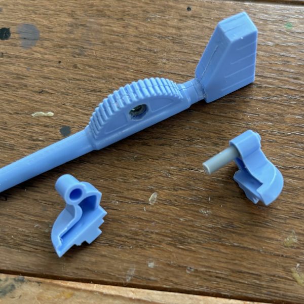 今日は長らく積みプラ状態だった、旧キットのボール(デカい方)の制作に取り掛かった。主な改造ポイント・腕の付け根にジョイントキャッチャーを付け、元の接続ピンとつなげる。その際にピンの先をカッティングした。・キャノン砲の可動のヘタリを防止するためにジョイントキャッチャーとプラ棒でくっ付ける。・頭部の裏にもキャノン砲をくっ付けるジョイントを設けた。・バーニア中央部にもジョイントキャッチャーをセット。これでスタンドに繋げて飾れるようになった(gundam-kao6)見た目はほとんど変わらないが、若干のっぺりとしているのでこれからディティールアップを図る予定。(4枚目)