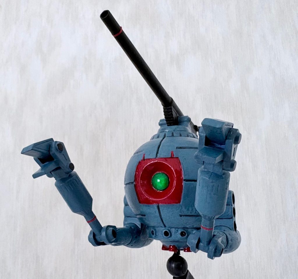 フロントビュー。ボールの目に当たる部分はHアイズを使用。ロボット魂Ver.ANIMEを参考に、ボディはつや消しのミディアムブルーとレッドのツートンカラーで塗装。