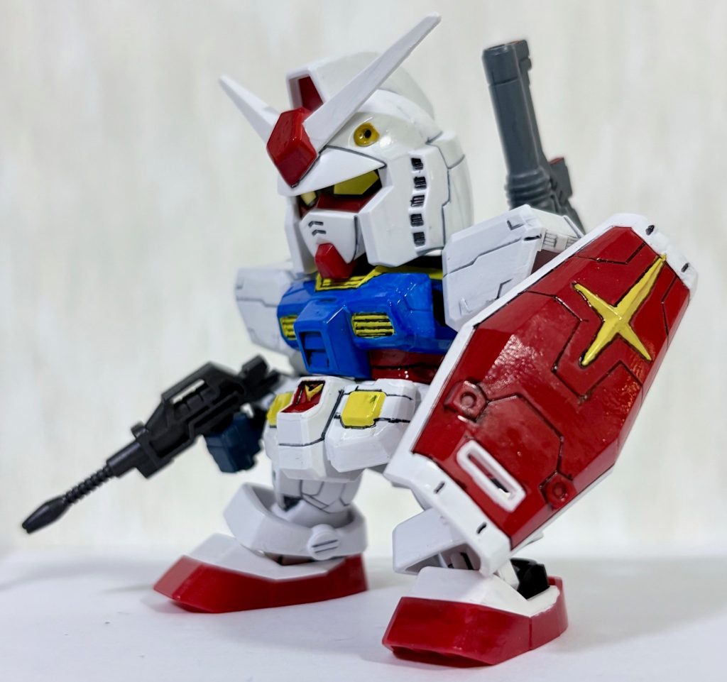 フロントビュー。ビームライフルはモビリティジョイントのプロトタイプガンダムから流用し、シールドを反対にする。