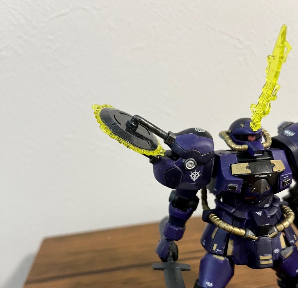 肩はプラ板とパテで量増しして開口。膝はハインドリーの肩アーマー。右肩のカッターのカウンターウェートとして左手にブキやのナックルを持たせました。アンテナの黄色いのは何が見えてるんだ。