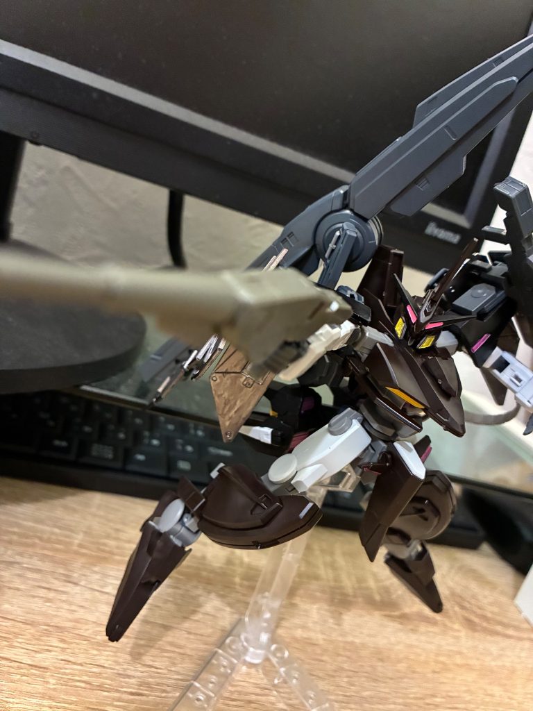 主に射撃を得意としており、相手の死角から急所を精密にうってきます。射撃のバリエーションも多くどの武装も様々な局面で使われます。