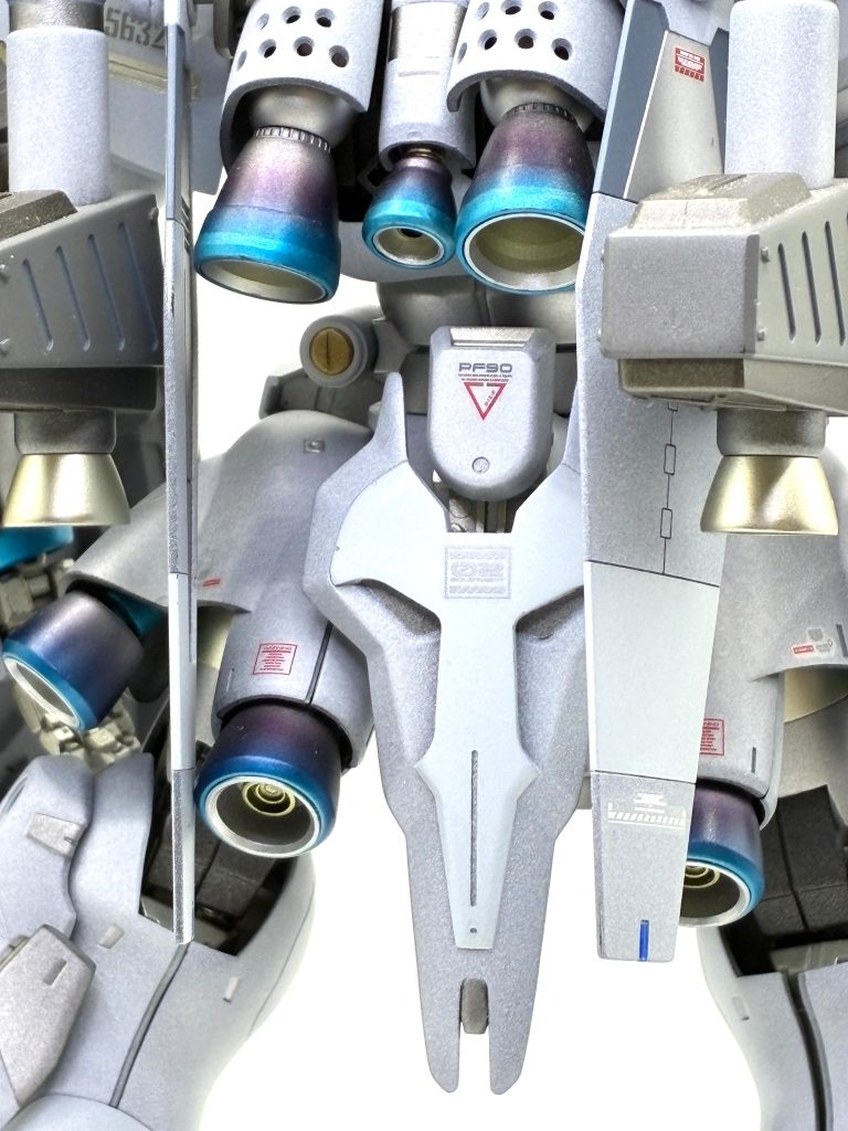 リアアーマーはSDサザビーのシールドをそのまま使いました。収まり良くてピッタリやんけ！と発見時は驚きました。
