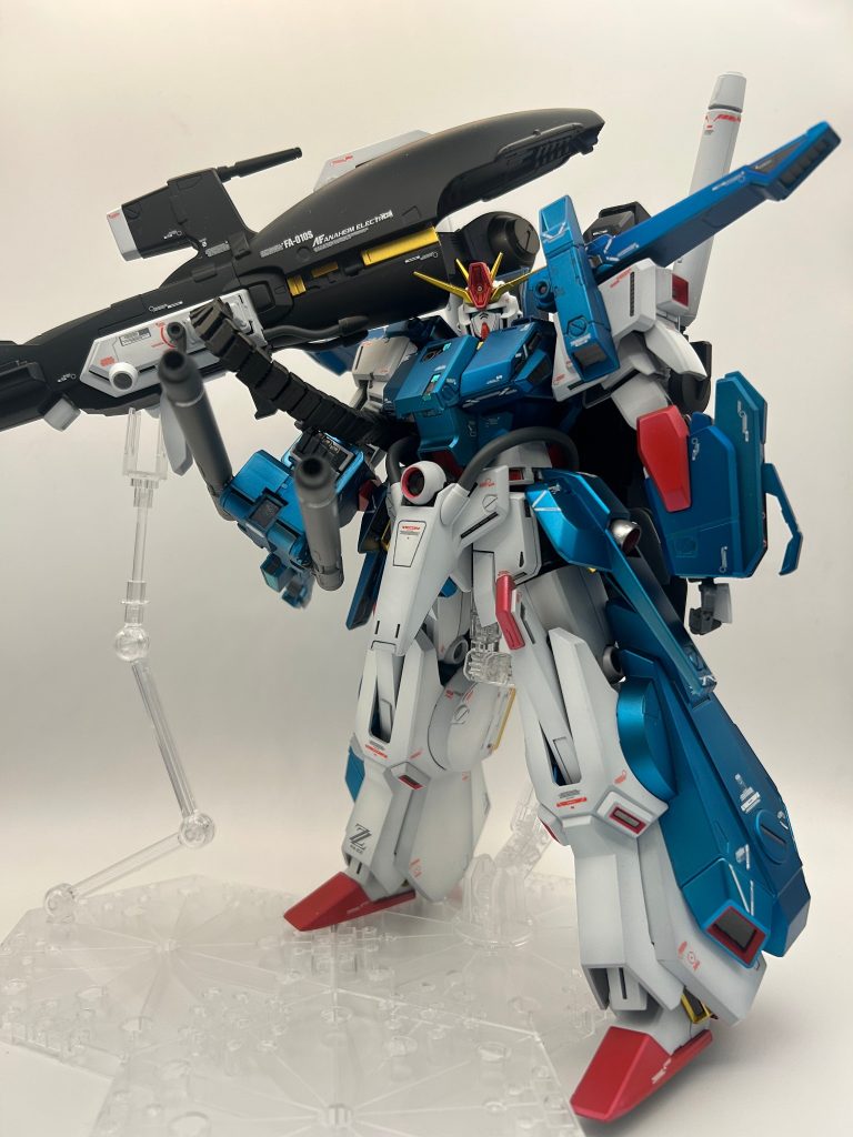 ハイパー・メガ・キャノンは重いので支えを入れてますアクションキット4だけだと長さが足りないのでクリアのランナーで延長してます。