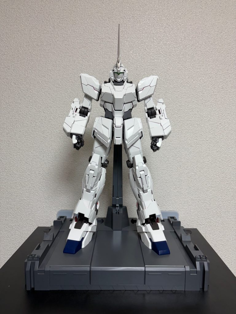 ユニコーンモード。思うんですけど、この形態も純白でかっこいいですよね。まさしくユニコーンのイメージにピッタリ。私はアニメ(絵)にできるだけ忠実な方が好み(画面から飛び出してきたようなデザインこそが「リアル」だと思ってるタチ)なので、度が過ぎたようなハイディテールは「うっ」と胃もたれしてしまうのですが、PGとはいえどUNLEASHEDシリーズではないのでとても刺さる出来です。
