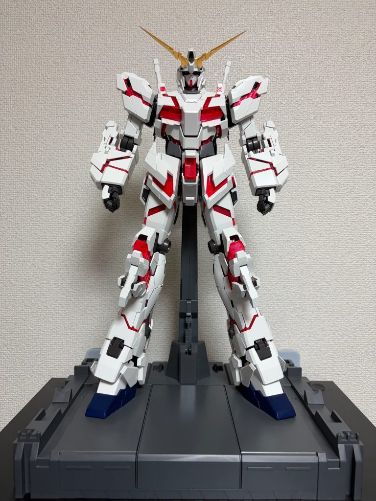デストロイモード。Ζガンダムなんかと違って人型から人型への変身な訳ですが、一気にシルエットが変わってヒロイックになりますね。発光ユニットはプレバン販売で在庫なし、中古品はありえない価格だったので見送りました。光らなくても十分かっこいいです。
