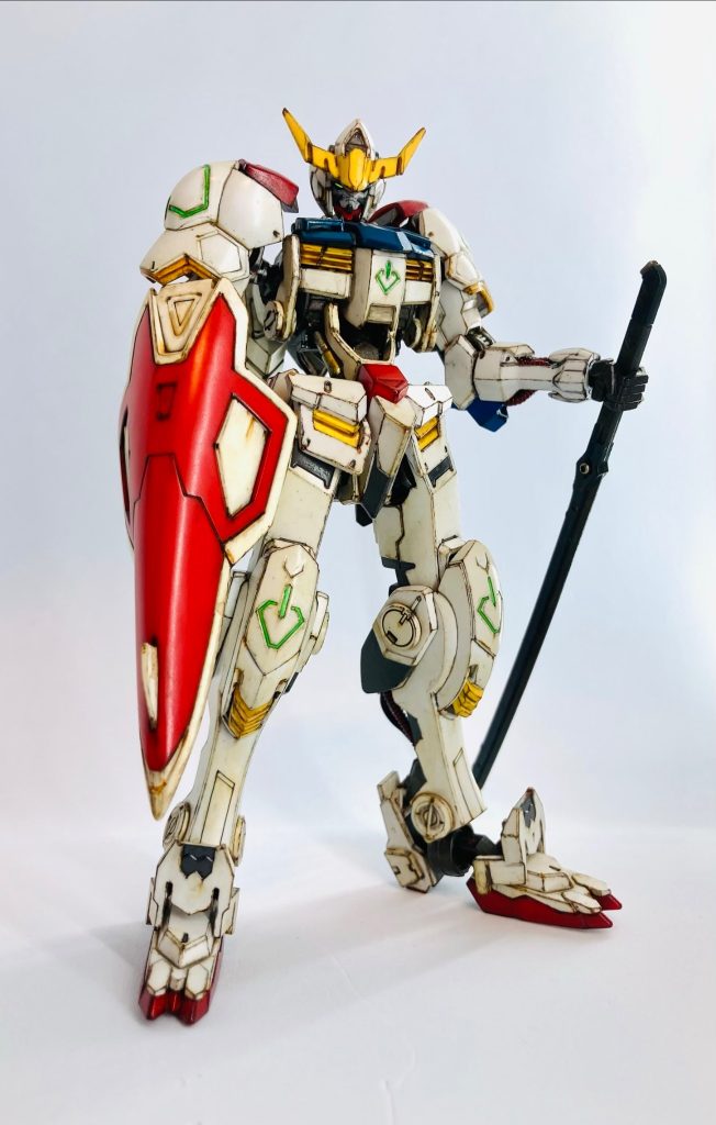 前回のケンプファーに続き今回もEGウイングガンダムのパーツを盾に流用。ウエスト前部分の白のパーツも、ウイングガンダムの足パーツを削り作ってます。