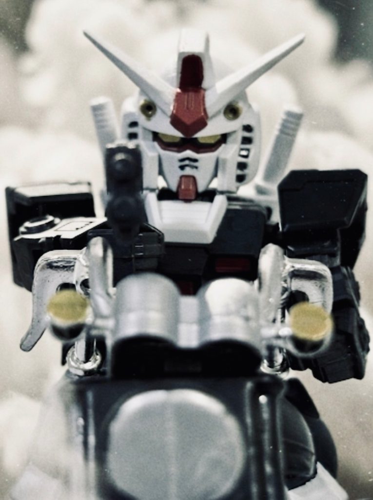映画風に。バイクに跨りながらショットガンを派手にぶっ放すのは舘ひろしかシュワちゃんぐらいしか浮かばん(gundam-kao2)