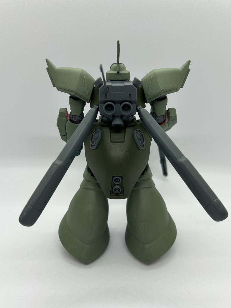 背面です。ここが本作1番の失敗なのですが腕の関節部分の塗り忘れがありました。トップコート吹く時に見つけましたが、その時には塗り直す気力がなくそのまま吹きました。それからはちゃんと確認するよう心がけています。
