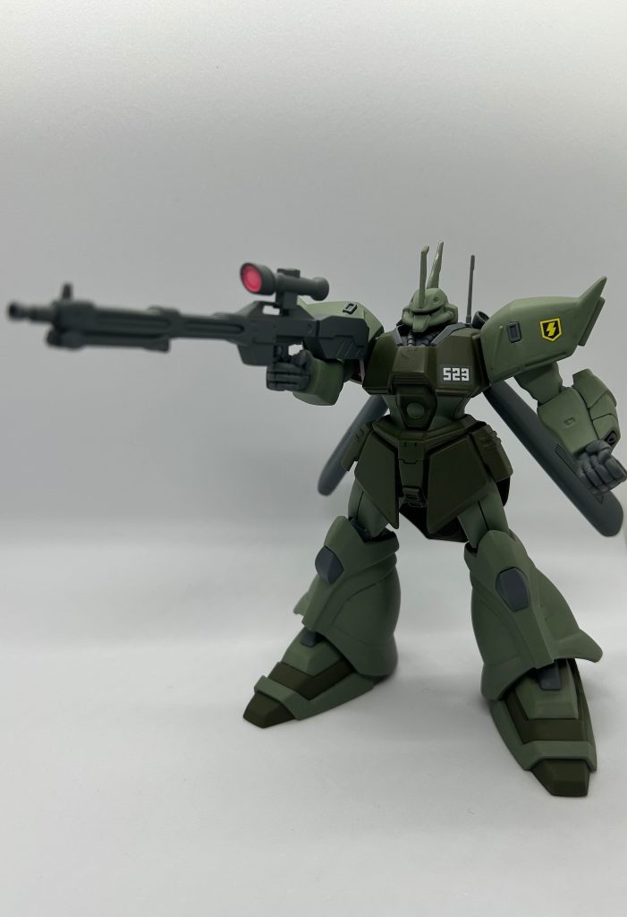 武器構えライフルのスコープ部分だけはガンダムマーカーで塗りました。