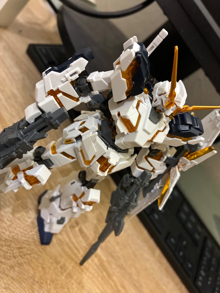 全体的にユニコーンの外装をバンシィノルンのサイコフレームに取り付けて作りました。（一部バンシィノルンの外装あり)