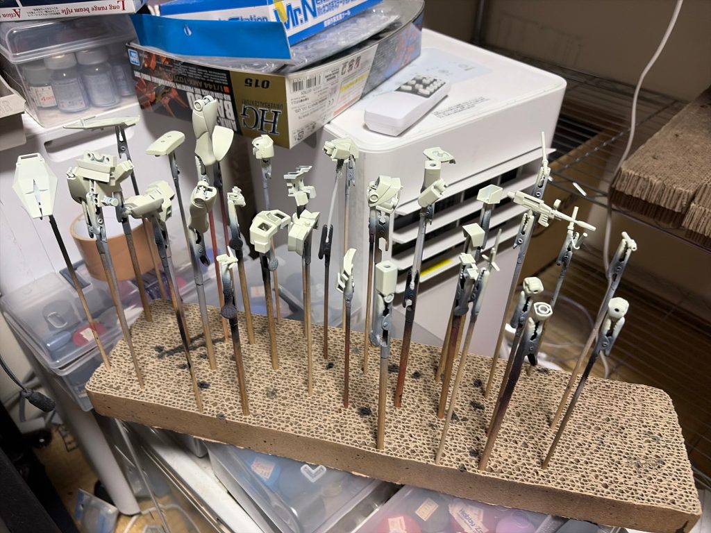 今回、初めてガンダムを作った少年をイメージして、ベストメカコレクションリバイバル版ガンダムを旧キットのランナー色に1度塗装してます‼️