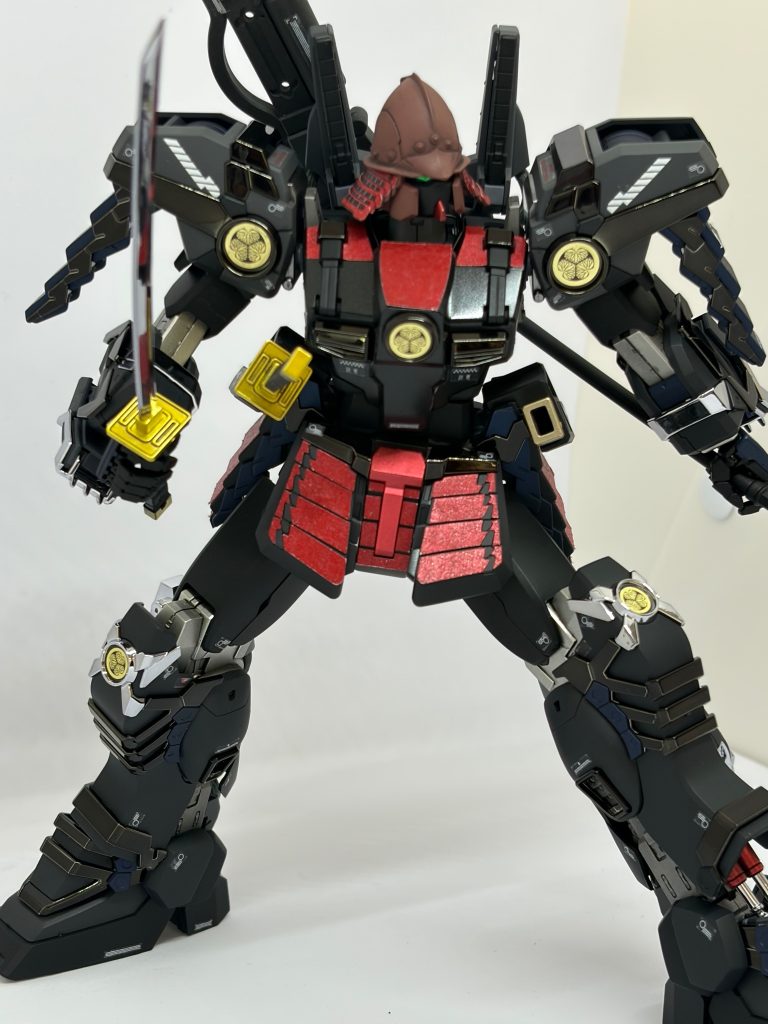 黒がベースなんですが、今回は単純に黒一色がじゃなく、「ガイア ニュートラルグレー5」をメインカラーに、「ガイア ブラック」「ガイア フロストマットブラック」「ガイア プリズムブルーブラック」他、ブラック系を使用して、製作致しました！😆