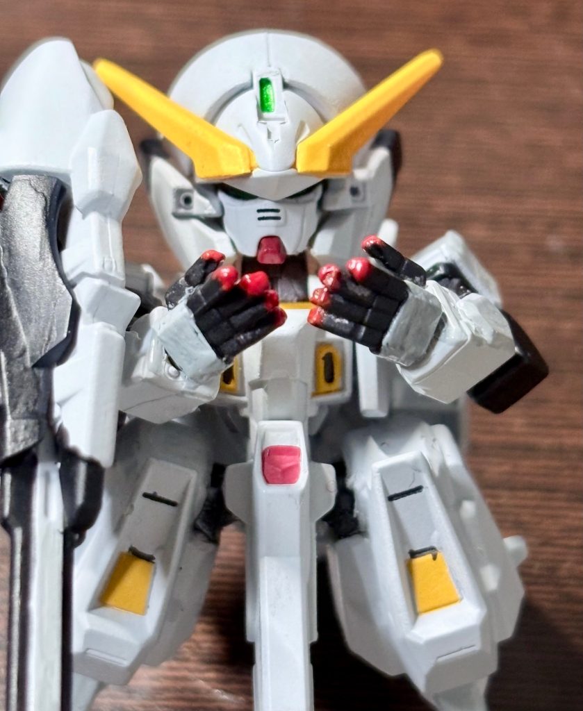 モビルスーツにしては珍しく爪を赤くしており、マニキュアを塗っているように見えるのがチャームポイント(gundam-kao3)