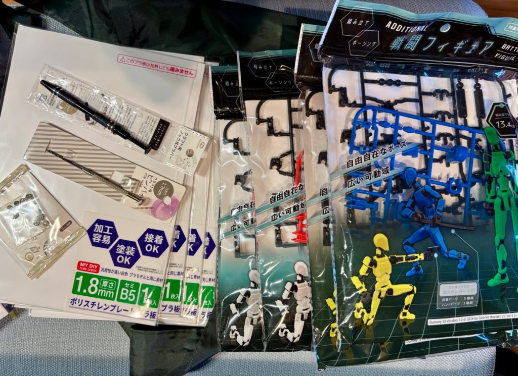 ずっと探していたのに無い？？セリアのスタッフはお姉さんなのでこの戦闘フィギュアはでっかいおもちゃが吊るされている1番奥のおもちゃコーナーでその下の棚に 敷き詰めて&nbsp;陳列されていたのでまさかこんな見辛い場所に置いてあるとは！！と発見した時２０個程置いてあったし…（ずっと探していたのに！😱）以上と成ります。最後まで閲覧ありがとうございました。🙏