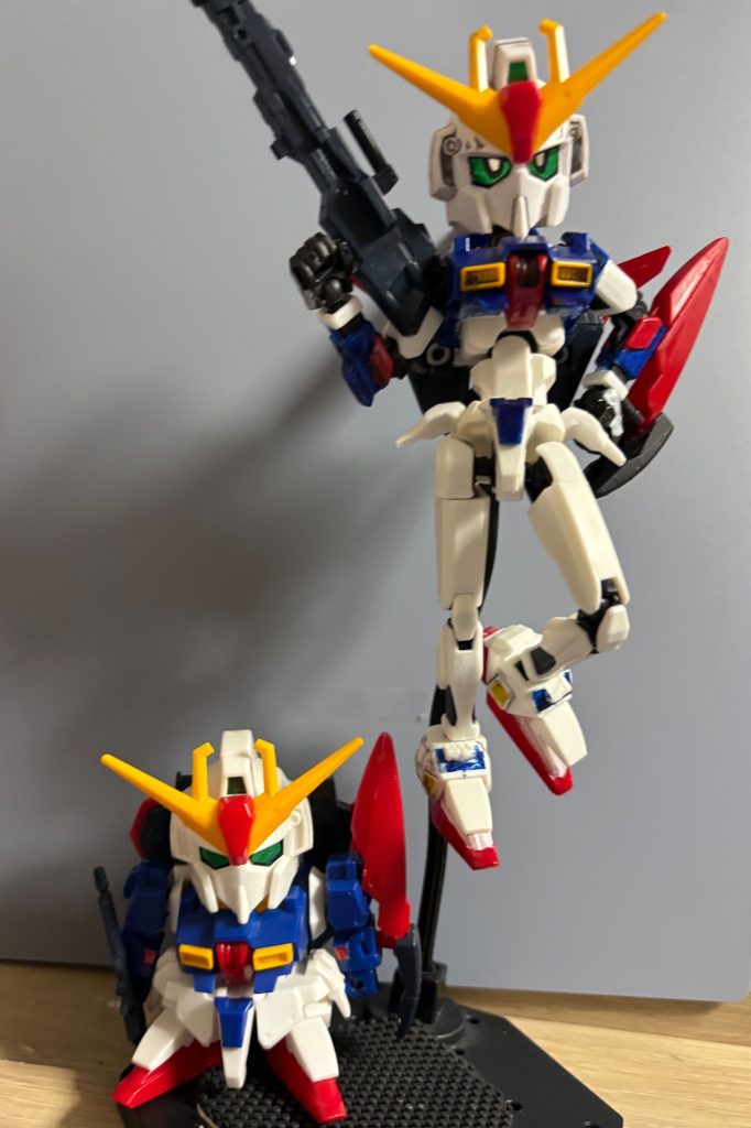 基本的にこのBB戦士の頭部と足はそのまま流用してます。本体のセリア戦闘フィギュアは素材がABS樹脂製なので箱組みしたりパーツの取れないひと手間が必要です。