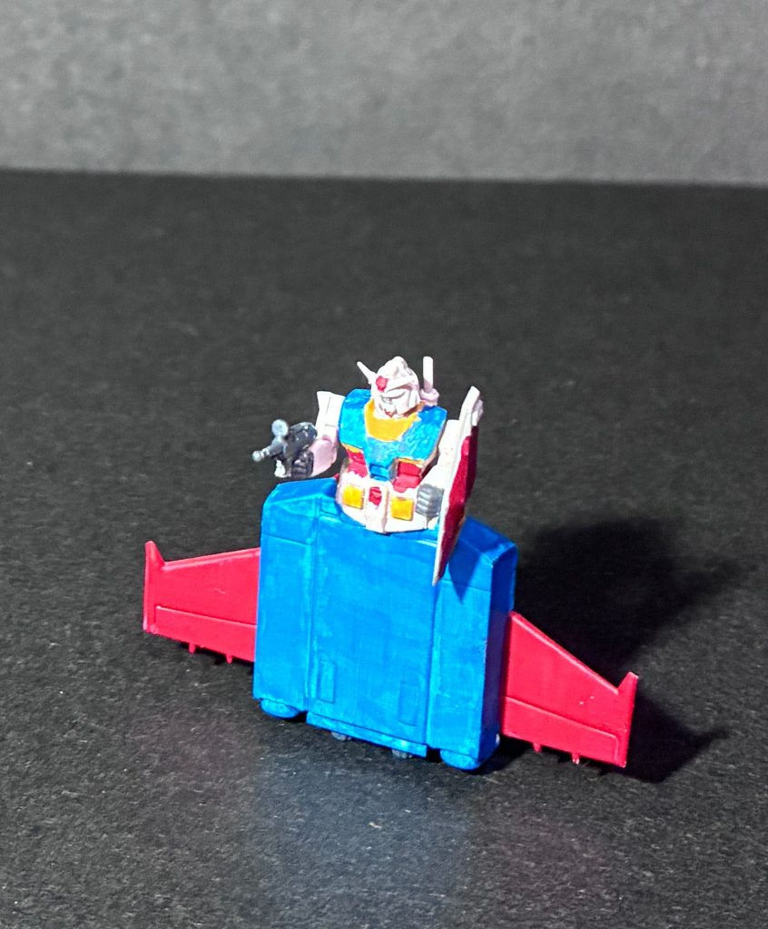 ちっちゃいガンダムアンテナとか別パーツで恐るべき精度全部接着前提なんで頭おかしくなるかと思った…