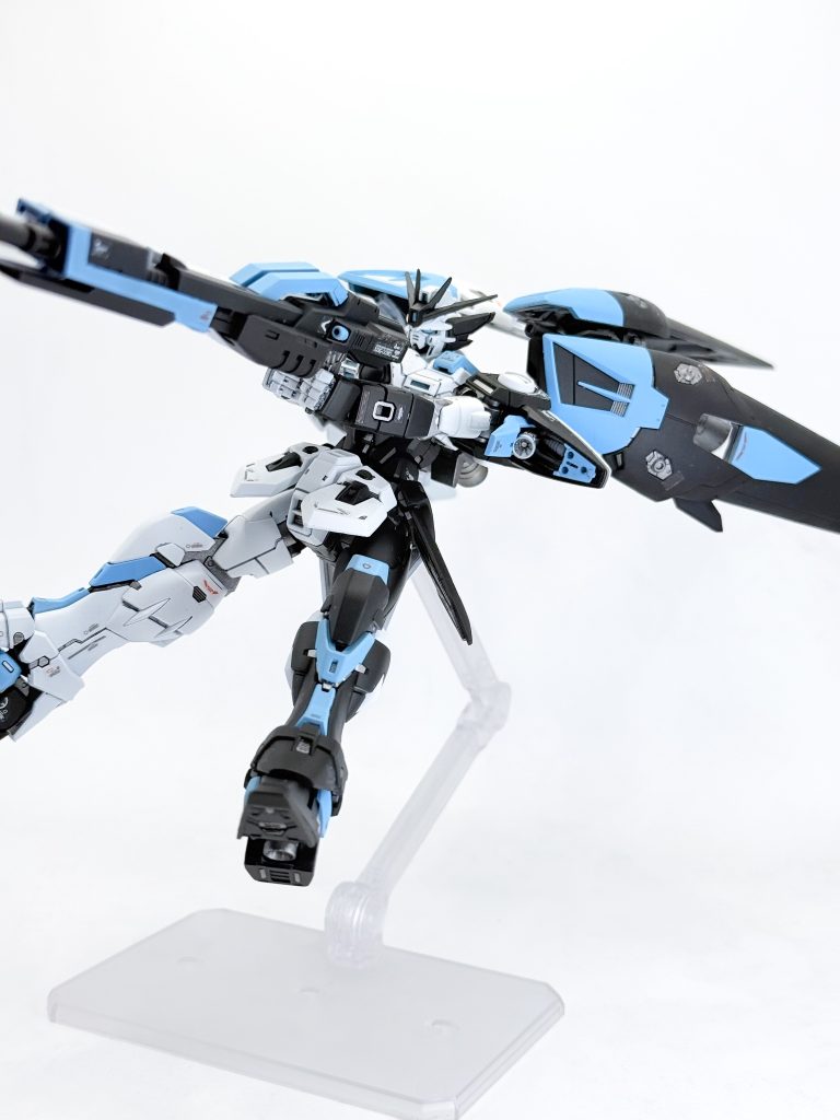 早速エクシアをモノトーンカラーで作ろうとしたのですが、残念ながらRGエクシア売ってなかったので代わりに積んでたウイングゼロをモノトーンに。