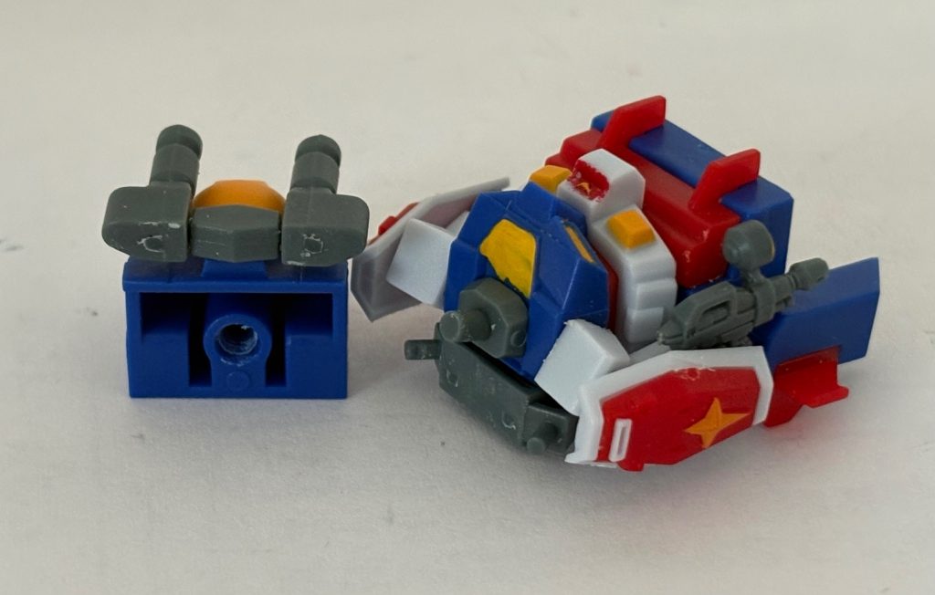 できるにはできるが、ガンダムの首の接続ピンが角度があるので、そのままつけるのは難しく、Gファイターの受けを少しヤスリで削る必要がある。