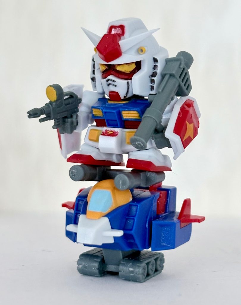 ガンダムを上に乗せてシールド2枚を装備してクローバーガンダムごっこもできる(gundam-kao6)