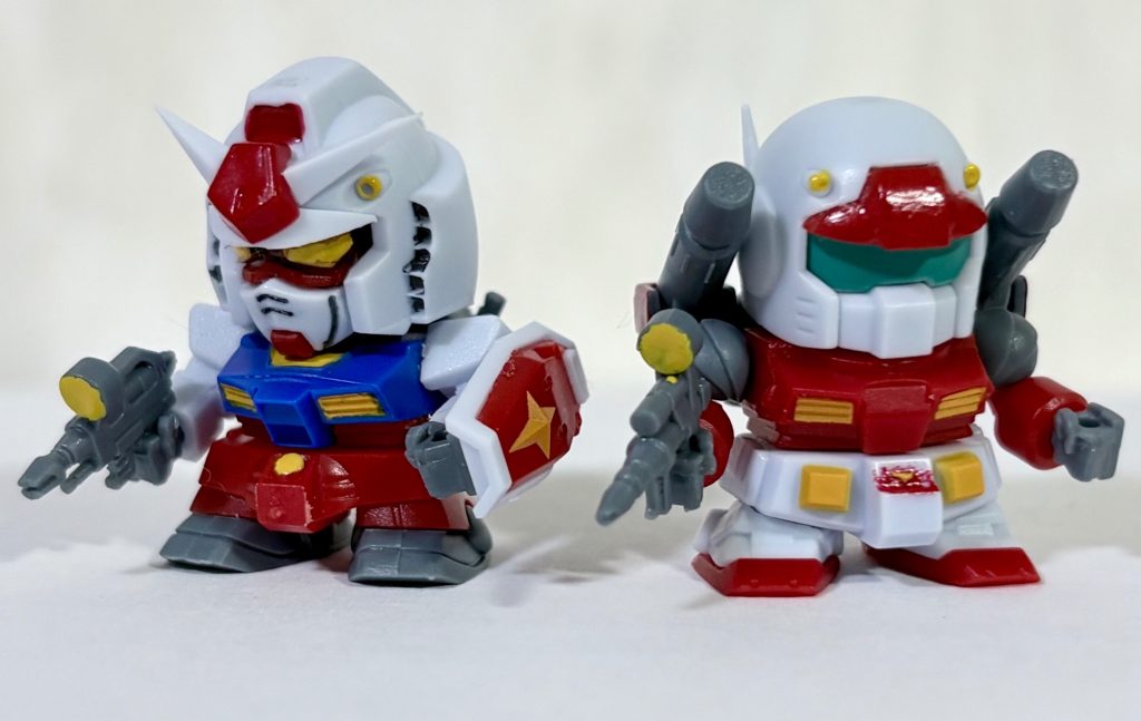 V作戦セットなので、各モビルスーツの上半身と下半身を交換して遊ぶ事ができる(gundam-kao6)