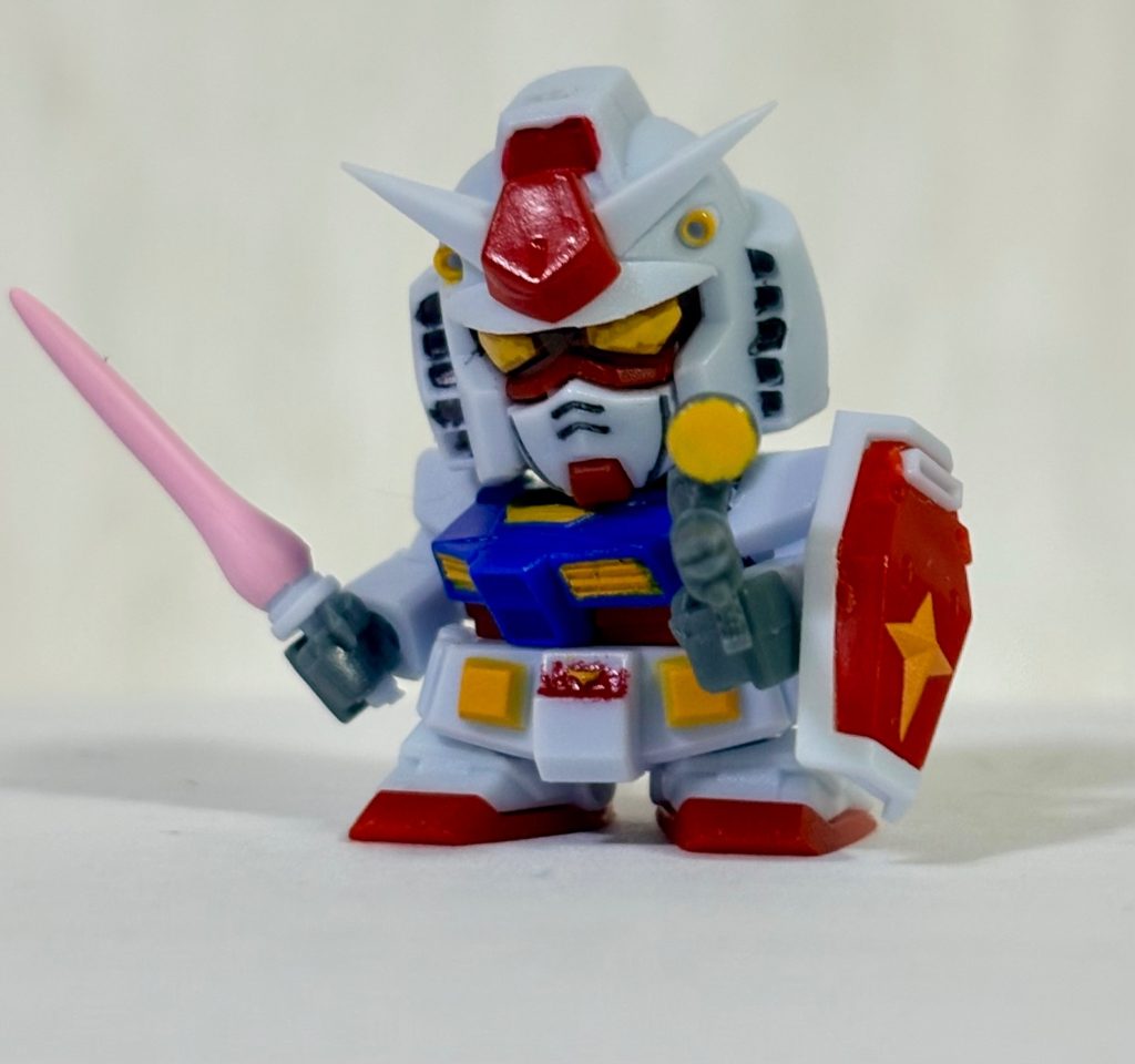 一番動いてほしいガンダムが腕パーツが一体化しているせいで、ビームサーベルの構えもイマイチ決まらないのが最大の難点💦もしかすればアソートでガンダムが1機だけなのは、こういう仕様なのだからなのではないかと勘繰ってしまう…。