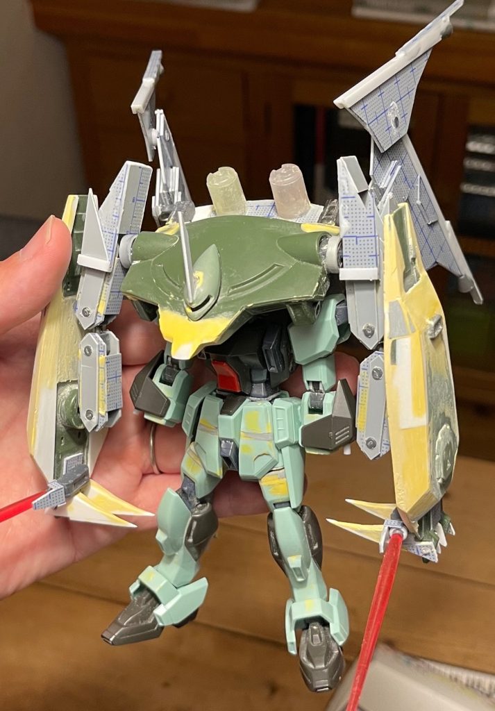 本体は胴体と脚部、スカートの延長と、腕部の短縮をしています。この写真では見えませんが頭部はマスクをずらして調整、また胴を加工し顎を引けるようにしています。ゲシュマイディッヒパンツァーは大型化して爪を自作、バックパックは分断し折りたためるよう加工。プロペラントタンクは鉛筆のキャップを使用しています。バインダーとゲシュマイディッヒパンツァー連結部は自作しています。MA時頭部はツノを自作し、一部開口してモノアイを仕込みました。