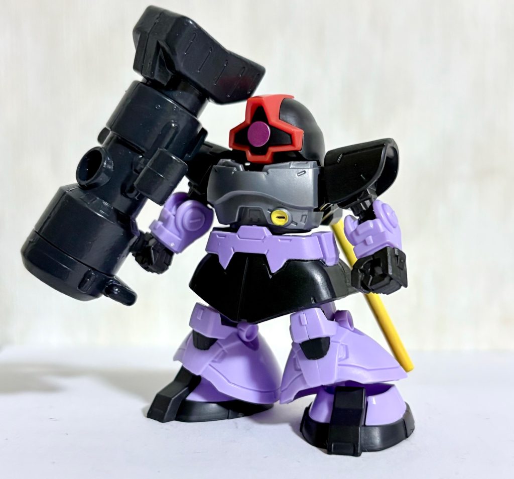 フロントビュー。武者ドムの付属していたジャイアントバズをまんま持たせただけだが割と似合う。なお撮影用に一部塗装してある。