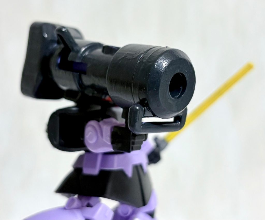 BB弾を飛ばすので、スプリングのトリガーもかなり大きくかつ勢いよく飛んでいく(zaku-kao2)