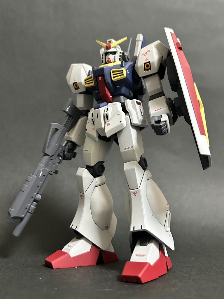 基本的にエコプラMk-2とジェガンをほぼそのまま使えますが、股関節のボールジョイントの径サイズが違うので、そこは受けのポリキャップをMk-2のものに変えるだけで接続出来ます。太腿に干渉するので、サイドスカートの前部分を輪郭に沿ってカットする事で干渉を低減させました。