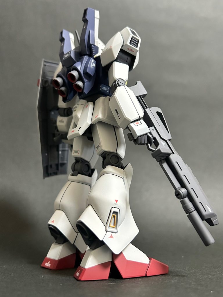 武装はそれぞれ過去作のジャンクパーツから流用。ビームマシンガンはハンドパーツ固定軸をカット、シールドはジャンクのオリジンガンダムシールドにエコプラMk-2のシールド裏を接続ポリキャップが動かないようにストッパーを裏打ちしてから接着してます。