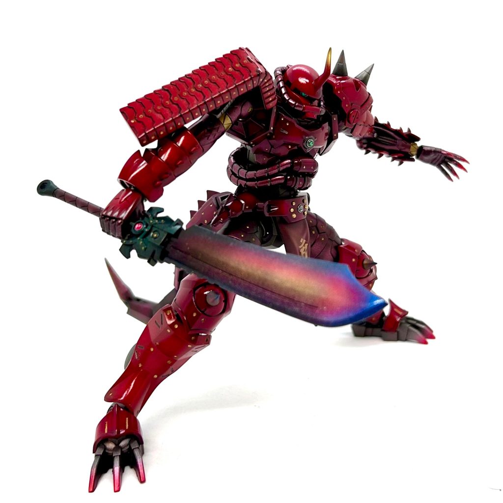 とりあえずカタチにはなるんですけどね… &nbsp;別にガンプラと木彫りの熊をミキシングしよってんじゃないんで🤣ただ、カッコイイもんとカッコイイもんを混ぜたらカッコイイか？と言われたら そうではないんですよね〜そりゃまぁ違和感だらけ😩😩😩んで、あ〜でもない こ〜でもないと試行錯誤を繰り返し、たどり着いたのがコレです😌